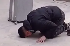 离别之时，兵哥哥这一跪让所有人泪奔！向春节期间坚守岗位的中国🇨🇳军人致敬！视频封面