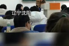 大学课堂上，学生答对问题，老师当场拿出100元奖励！网友：100是奖励，拥抱才是最大的鼓励！视频封面