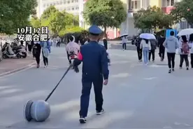 保安大爷拉着石墩子像在遛他的新宠物，网友：原来搬这个不是靠蛮力视频封面