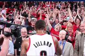 #nba上历史的今天 【经典镜头：利拉德绝杀火箭】冷血杀手初长成！ 2014年季后赛，开拓者与火箭在西部首轮相遇，前五战开拓者以3-2大比分取得领先，关键G6双方战至决胜时刻，比赛最后0.9秒开拓者落后2分，开拓者最后一攻，利拉德接巴图姆边线球直接转身出手，用一记大心脏压哨绝杀终结系列赛，带领开拓者闯入次轮！再来回顾利指导这记经典冷血绝杀球！ ！ #季后赛看我的  #nba季后赛  视频封面
