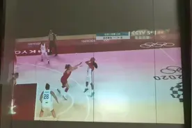 不在家看电视，只有工作室开投影仪中央5+直播😂#篮球🏀 #奥运会视频封面
