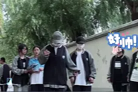 两名中学女生在课间跳起街舞惊艳众人，太炫了！#中学生 #街舞 @DOU+小助手 视频封面