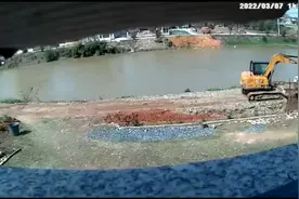 这是湖南省新化县洋溪镇兴龙村颜克书挖沿河公路视频封面