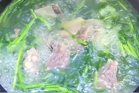 #西洋菜猪骨汤 食材：猪扇骨、西洋菜、蜜枣，冬天干燥适合煲这款汤，清热润燥，清甜好喝。视频封面