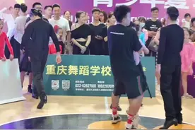 15日，广西南宁，拉丁舞男孩被拉上舞台表演，和舞伴一秒进入状态，网友：太优秀！很有力量感。视频来自@宁方舞蹈视频封面