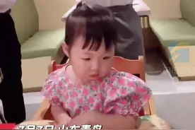 山东青岛，萌娃在海底捞过生日，这服务把宝宝都整尴尬了：你觉得我开心？从来没这么无语过#萌娃#海底捞过生日#社死现场视频封面