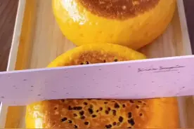 南瓜蒸的黄金大饼，外焦里软，蒸出来趁热就吃了半个！#这个视频有点料视频封面