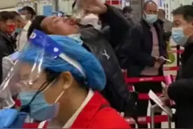 飞机安检不能带白酒，硬核大哥一口气干大半瓶。网友：是个狠人#奇葩 视频封面
