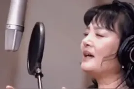 【一卷.音乐】@徐霞 老师演唱版的《往日时光》，同样的温暖，同样的厚重，感受到如水般的深情与友谊。#经典咏流传 #文化 #传承 #一卷书屋 #人间温暖 #声音疗愈 视频封面