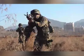 #战术 搜索前进、快反射击！ 特战队员训练精彩瞬间（龚海峰、雷昊）视频封面