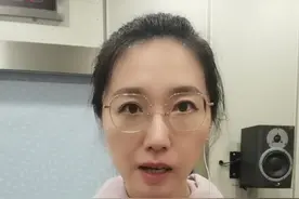 如此发扬“待客之道”，只会让人看了笑话#深圳地铁回应保安强制乘客让座 安保公司致歉#大v快评 #新闻姐 @抖音短视频 视频封面