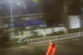 面包车遇查闯卡 逃跑误闯死胡同