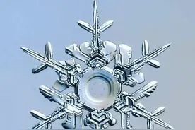 为什么雪花可以形成如此完美的六角形的形状呢？是巧合，还是说是自然中的一些规律呢？#雪花为什么是六角形视频封面