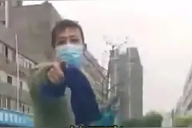 马路新怪象，当街假擦车真要钱，给不够还不让走！网友：太嚣张，盘他视频封面