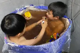 小朋友的快乐很简单 兄弟俩一起泡澡视频封面