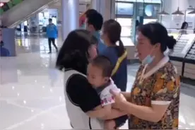 萌娃商场认错妈妈抱着不松手！结果亲妈出现愣住了！下一秒萌化了！视频封面