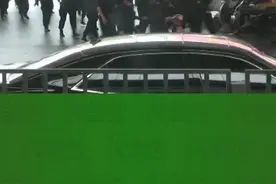 郑州警方出动300多名警力，手机黑市被一锅端！视频封面