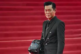 【#直击北影节红毯｜古天乐带来神秘道具，#古天乐用三点理由推荐明日战记 】视频封面