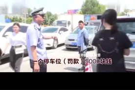 饭店私改停车不让住户停车，霸气女司机上演现代版“舌战群儒”。视频封面