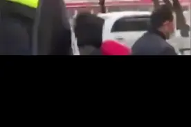 交警用个人二维码收款，当事女子：录视频引不满，没有开票