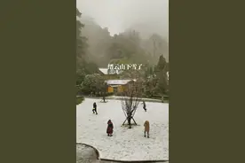缙云山下雪了，由于上山车太多已经堵到了北温泉，给大家推荐几条上山线路：第一条：大家把车停在金刚碑停车场坐索道上山，目前停车位多；第二条：把车停在三花石游客接待中心，有专车送你上山，票价3元；第三条就是把车停健身梯走路上山。雨雪天气路滑，开车走路注意安全！#旅行推荐官 #重庆 #下雪了 #带你看雪景