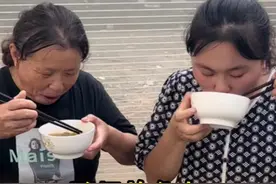 今天婆婆做的酸汤炸焦丸，丸子焦香，酸汤开胃，好吃的很#酸汤炸焦丸 #跟着抖音学做菜 #心诚则零卡路里