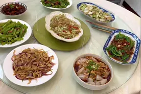 出海工人的午饭，52元的猪肉做了4个菜，大家吃的津津有味。视频封面