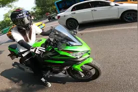 你在狗叫什么，不就是没有阴凉地么，哈哈哈#川崎 #女骑 #机车