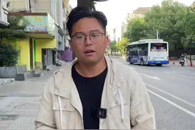 上下两层透明的超5G智能厕所，大城市都那么开放的吗，你知道这个厕所门应该怎么开吗。#阿远旅行 #全能导游 #旅行大玩家 #杭州 #5g时代视频封面