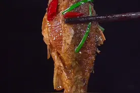 以后有这种小鲫鱼，你就像我这样做，连刺都是酥的#美食教程 #家常菜 #跟着抖音学做菜 视频封面