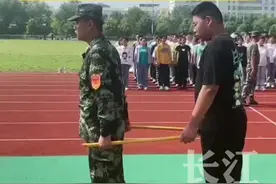 教官用心良苦用扫把杆帮同学纠正顺拐，不料一松手就变回原样视频封面