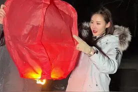 孔明灯许愿男朋友新的一年不出警 没想到男朋友马上出现了@学好姐姐😍视频封面