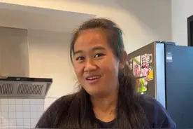 泰国保姆第一次吃自热火锅，迷惑行为把我惊呆了#家庭日常  #泰国 #闺蜜的迷惑行为视频封面