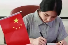 #小美好栏目 网友：人美心善女学霸！#女生考上清华后捐出十万元奖学金 原因是......#夏日小美好 视频封面
