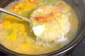 一定要给孩子试试这个咸蛋鲜虾粥，真的简单好喝#海鲜粥 #大人小孩都爱吃 #虾粥家常做法