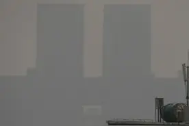 【此次沙尘天气原因是什么？听专家解读】昨天下午至今天，北方出现今年以来最大范围大风沙尘天气，#北京迎今年来最强风沙# 。此次沙尘原因是什么？听专家解读。视频封面