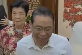#钟南山 带老伴一起出席活动，两人相伴几十年，钟老为疫情辛苦奔波，老伴在背后默默支持！两人同甘共苦，二老辛苦了！
