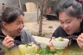 今天婆婆做了我最爱的韭菜面叶，太香了#韭菜面叶 #跟着抖音学做菜 #农村生活视频封面