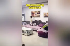 萌娃对着爸妈婚纱照解锁妈妈手机……网友：好聪明的娃！#原谅我不厚道的笑了 #可爱到爆炸💥 #这也太可爱了吧 #惊不惊喜意不意外 #看一遍笑一遍视频封面