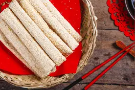 “二十三,糖瓜粘”，说的就是小年当天要吃灶糖，也叫麻糖视频封面