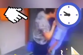 50多岁大妈电梯里强吻小男孩，多次咬住男孩嘴唇视频封面