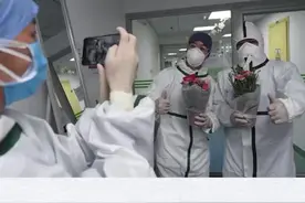 云南花农将1600捧康乃馨送给武汉白衣天使，“没有她们就没有春天”！视频封面