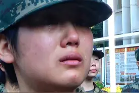 新兵们正在进行军姿训练，半小时后她们是这样的视频封面