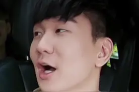 #周游记 林俊杰偷开周杰伦的车把墨镜落下了，结果在mv里看到了自己的墨镜视频封面