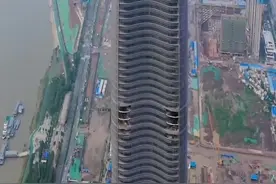 武汉地标摩天大楼，原定高度636米成为中国第一高楼，现如今却被称为中国最尴尬的大楼，你们知道这是为什么吗？#地标建筑 #旅行 #风景 #武汉 #武汉绿地中心视频封面