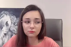 都说俄罗斯媳妇单纯 这次让你们看看我们家瓦伦缇娜心眼多不多 为了买只鹩哥鸟  都学会给老公下圈套了视频封面
