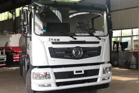 东风花神T5前四后八洒水车：罐内采用环氧沥青防腐涂层。罐体保温视频封面
