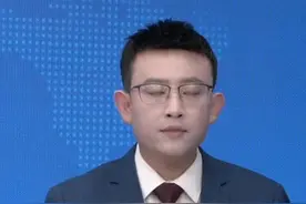 广西梧州，女乘客因行车路线问题与司机产生纠纷，打开后门后伸脚露出车外，官方对其通报。#抖音小助手视频封面