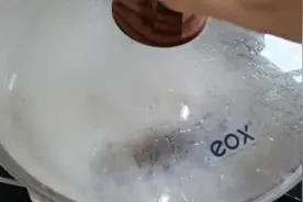 鲫鱼汤 鲫鱼汤汤汁奶白的几大要素：洗干净，中火煎透，加开水视频封面