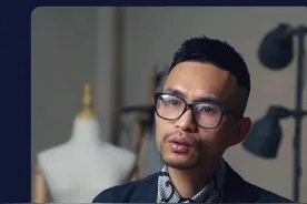 还在简单的穿衬衫吗？错位扣子穿法了解一下~#衬衫 #错位衬衫扣子扣法 #穿搭技巧视频封面